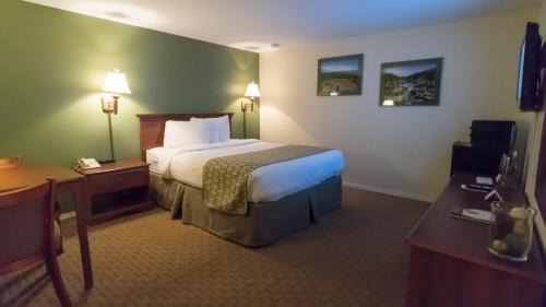 Queen Suite with Spa Bath