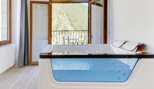 Deluxe Suite with Spa Bath