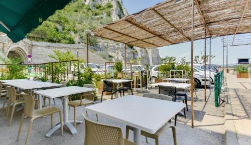 Apartment with Mountain View