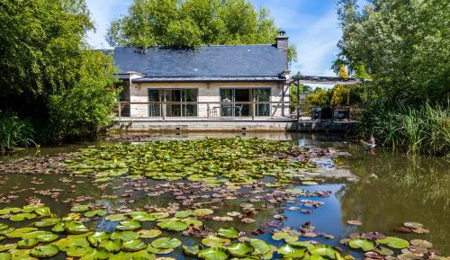 Two-Bedroom Waterside House with Access to Pool and Spa