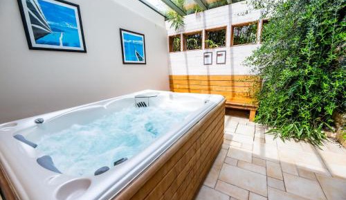 One-Bedroom Holiday Home with Private Hot Tub and Access to Pool and Spa