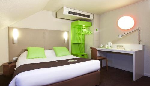 Standard Queen Room with One Single Bed