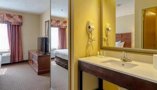 Queen Suite with Two Queen Beds - Non-Smoking