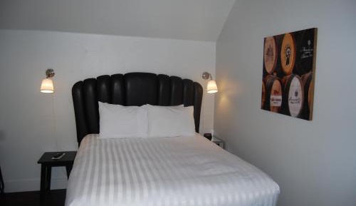 Deluxe Room (2 Adults + 1 Child)