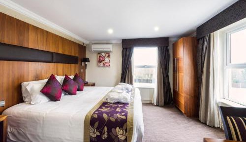 1 King Bed, Mobility Accessible Room, Bathtub w/ Grab Bars, Non-Smoking