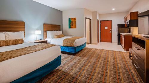 Queen Room with Two Queen Beds and Kitchenette - Non-Smoking