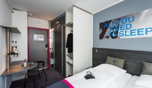 Commodore Room with Twin Beds