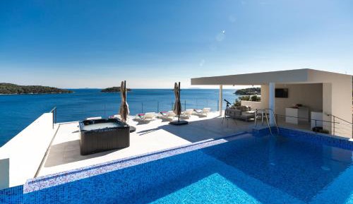 Three-Bedroom Villa with Pool and Sea View