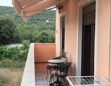 Large One-Bedroom Apartment with Balcony and Sea View 
