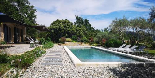 Apartment with Pool View 
