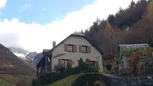 Apartment with Mountain View