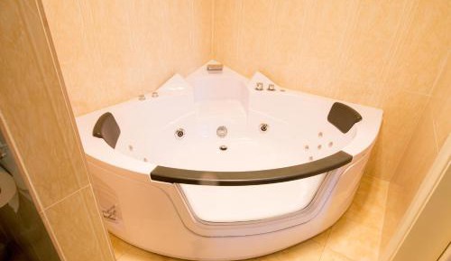 Deluxe Queen Spa Room