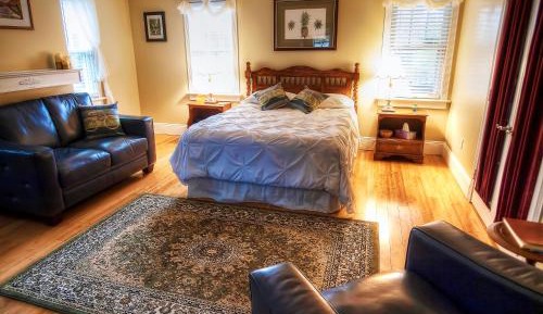 Deluxe Queen Suite