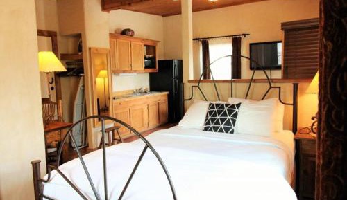 Superior Queen Suite with Kitchenette