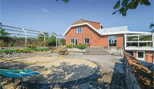Ten-Bedroom Holiday Home