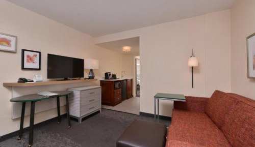 One-Bedroom Queen Suite