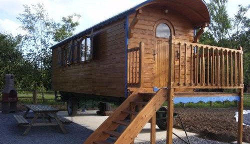 Wooden Caravan (2 Adults)