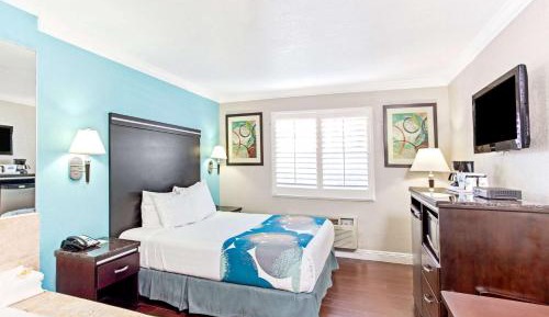 Queen Studio Suite with Spa Bath