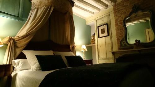 Suite (1 or 2 Bedrooms) 