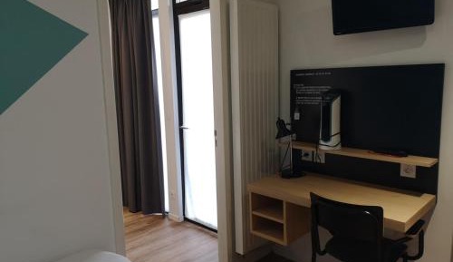 Communicating Rooms