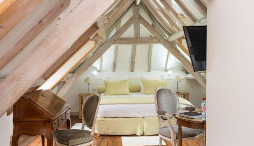 Family Suite (4 Adults + 1 Child)