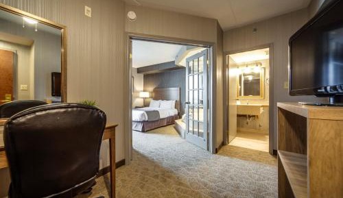 Deluxe Queen Suite with Jetted Tub and Living Room