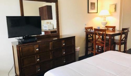 Queen Room with Pool View