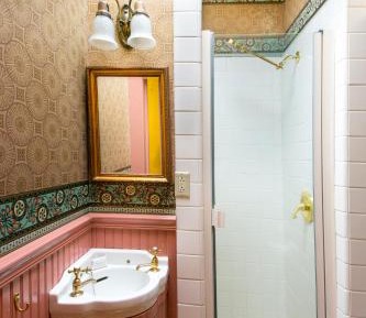 Mary Simpson Room - Detached Private Bathroom