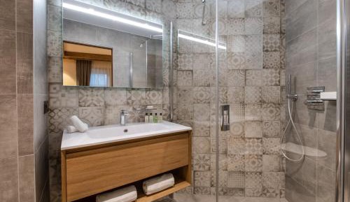 Apartment with Mountain View