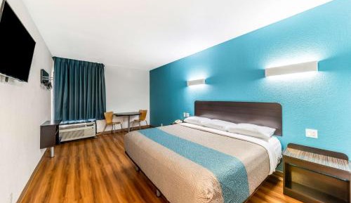 1 King Bed | Non-Smoking