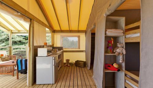 Hut on stilts 5 people