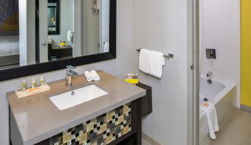 Standard King Room with Mobility Accessible Tub