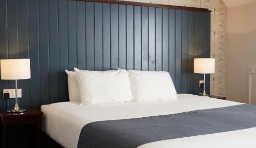 Family Room (2 Adults + 1 Child)