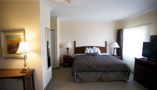 One-Bedroom Suite - Communications/Mobility Accessible with Tub