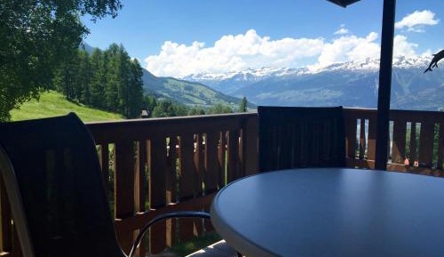 Apartment with Mountain View