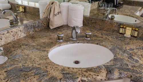 Queen Suite (1 Queen Bed & 1 Sleeper Sofa)