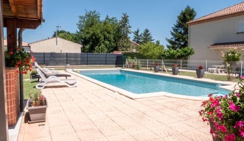 Apartment with Pool View 