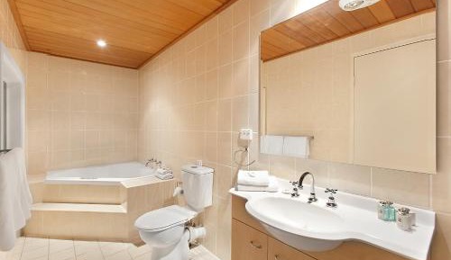 Queen Room with Spa Bath