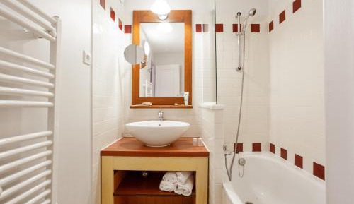 Large One-Bedroom Apartment (5 People)