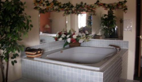 King Room with Hot Tub - Non-Smoking