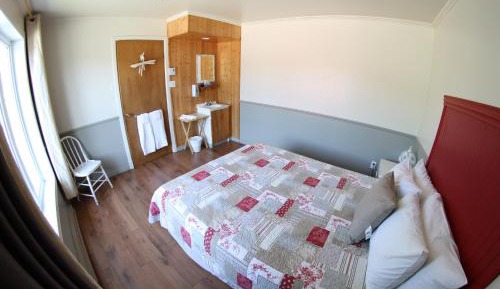 Queen Room with Shared Bathroom