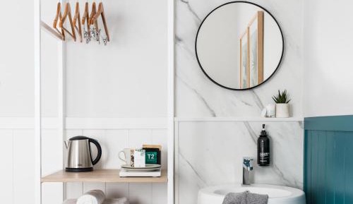 Small Single Room with Shared Bathroom