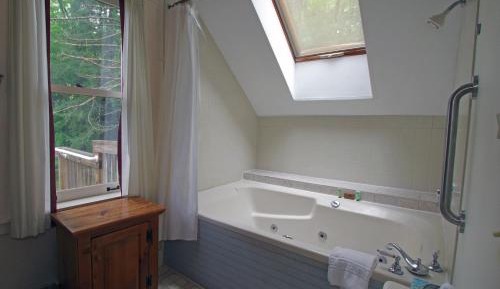 Queen Suite with Spa Bath