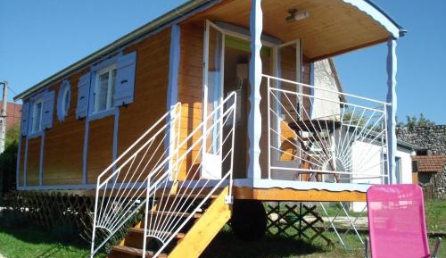 Wooden Caravan (4 Adults) 