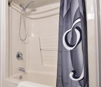 Deluxe Queen Suite