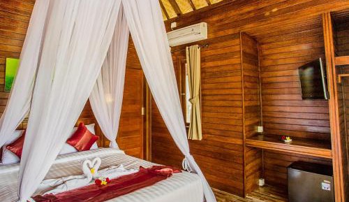 Deluxe Double Room (2 Adults + 1 Child)