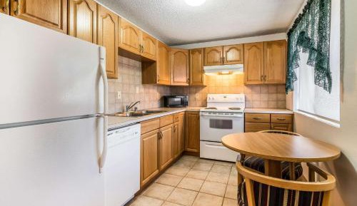 Queen Suite with Kitchen - Non-Smoking