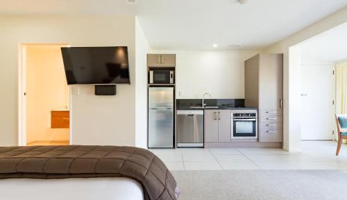 Superior Studio - Poolside