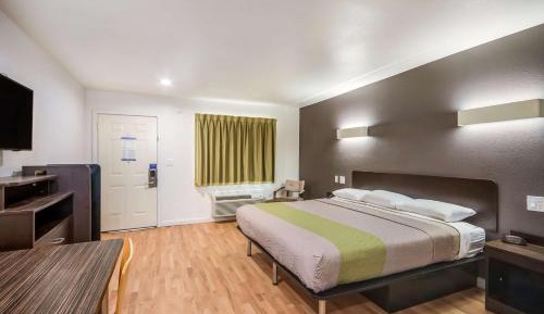 King Room with Roll-in Shower - Disability Access - Non-Smoking