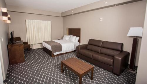 Deluxe Queen Suite